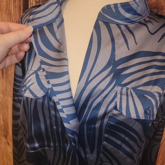 White House Black Market Top Size M Blues - Picture 5 of 12